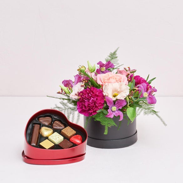 Floristens kreative valg i æske med chokoladehjerte